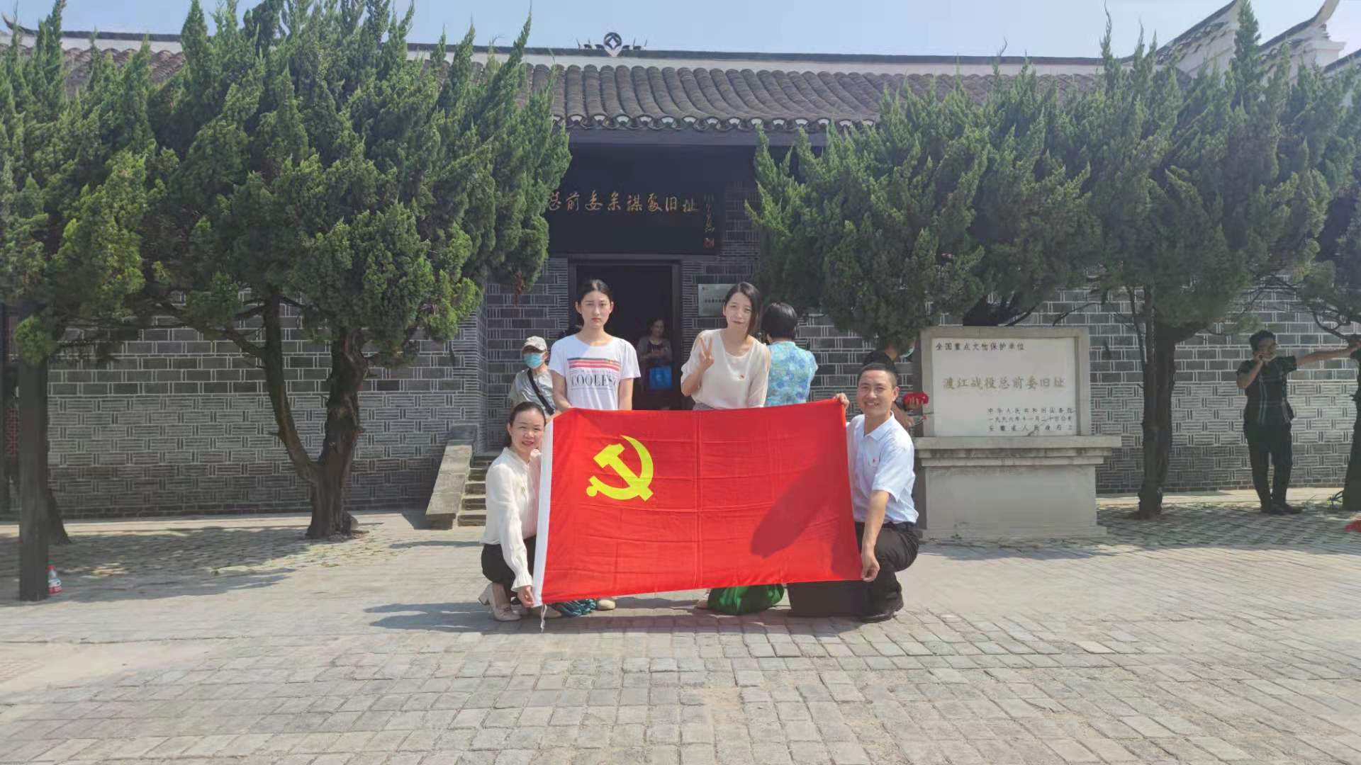 向黨旗宣誓：我把忠誠(chéng)獻(xiàn)給黨