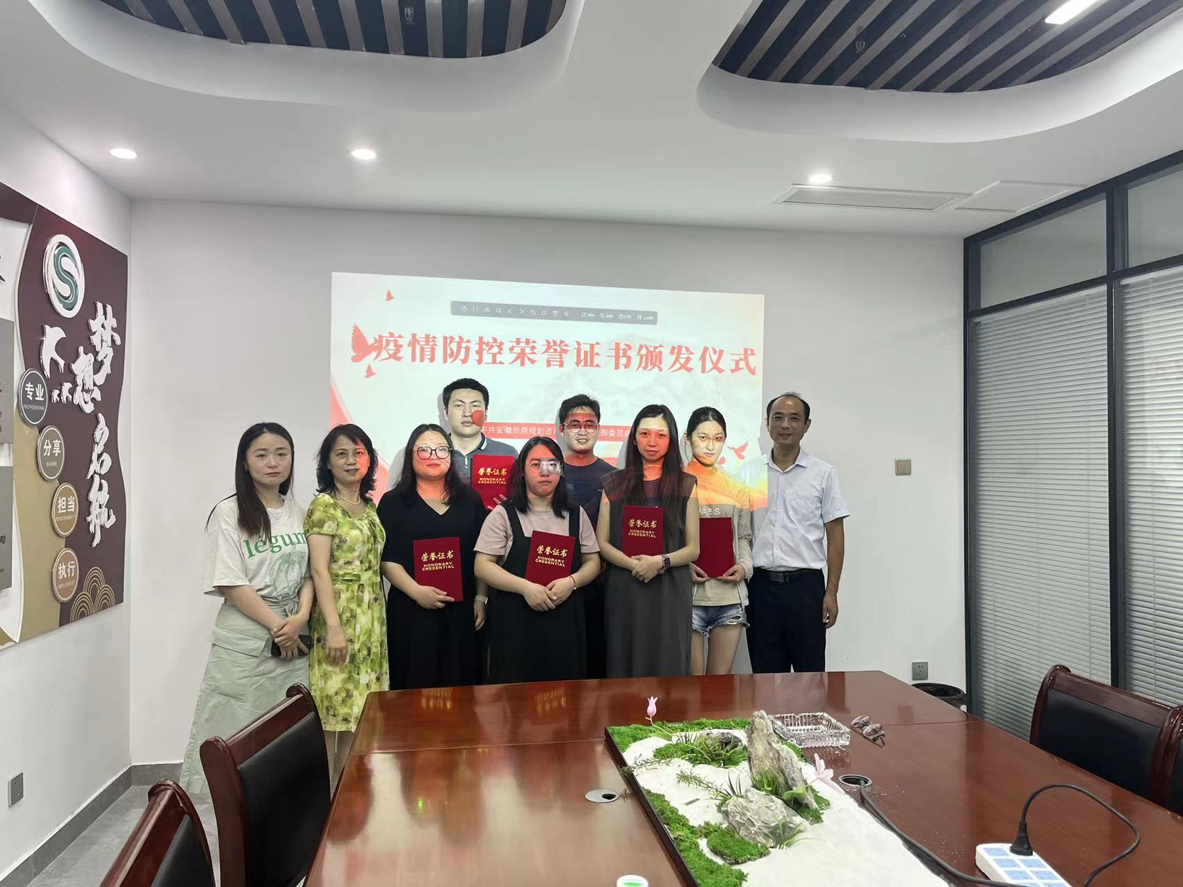 讓黨旗在“疫”線飄揚——為抗擊疫情志愿服務(wù)者頒發(fā)榮譽證書